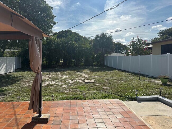 Building Photo - 1092 Florence Rd