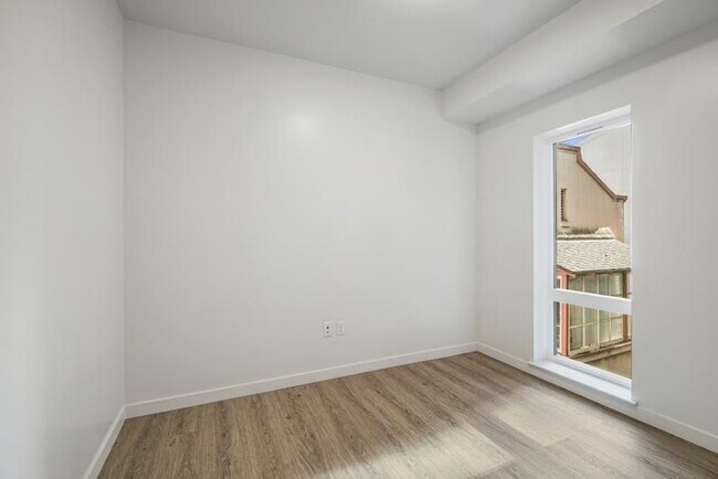 Building Photo - New Contemporary Sunny Apartment With Views