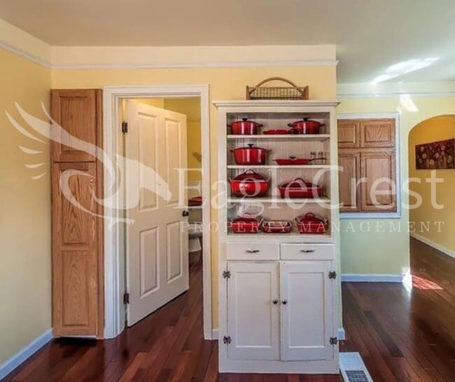 Building Photo - Charming Two Bedroom House with Bonus Room & Large Fenced Yard