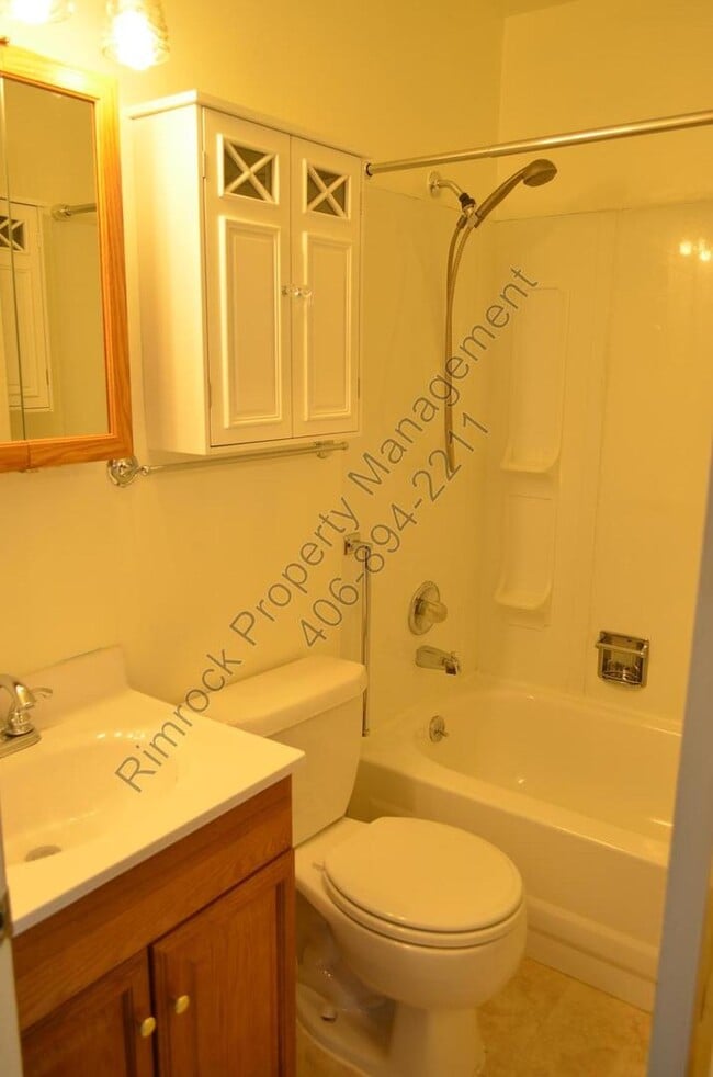Building Photo - 2 Bedroom House *Section 8 Welcome*