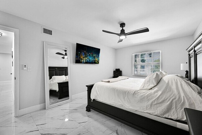 Building Photo - 6279 Bay Club Dr