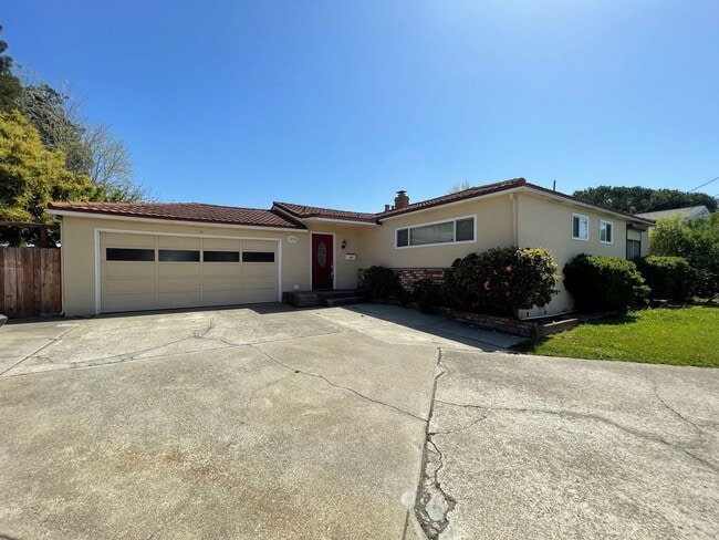 Building Photo - Nice and clean three bedrooms and two bath...