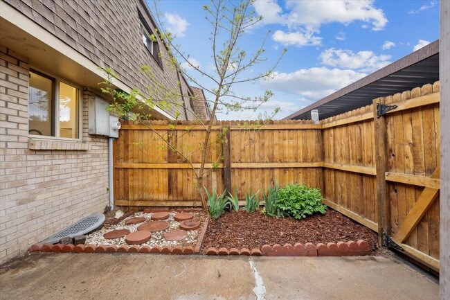 Building Photo - Adorable and Spacious Golden Townhome