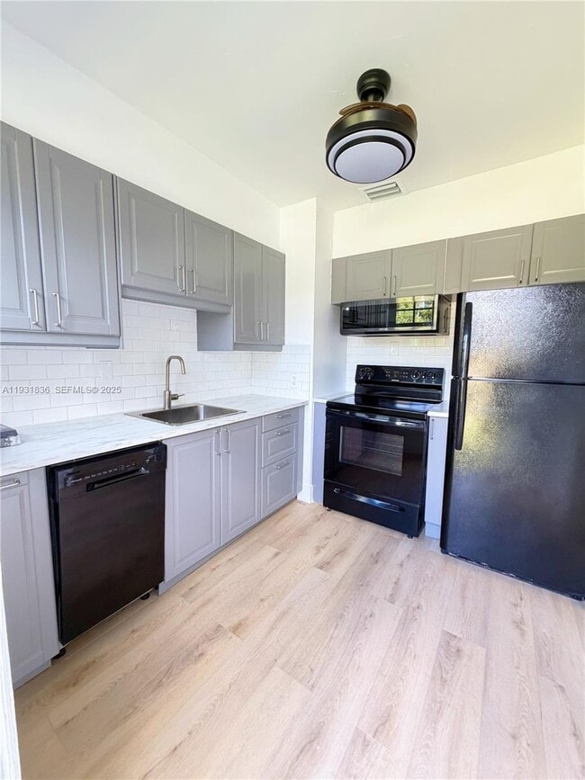 Building Photo - 1075 NE 120th St