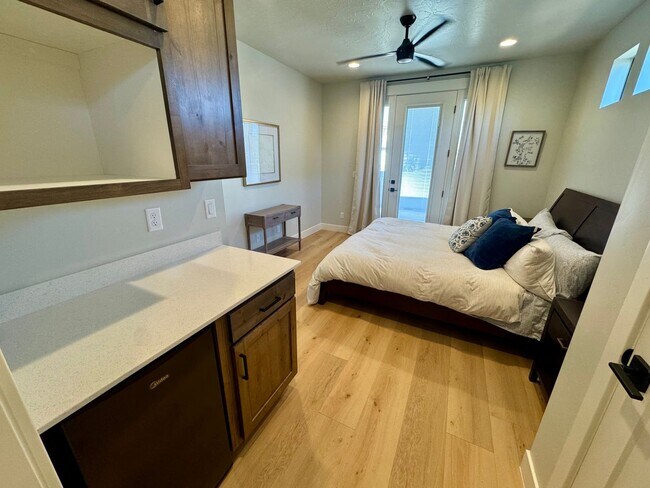 Building Photo - Beautiful Modern 5 Bedroom Furnished Home!!