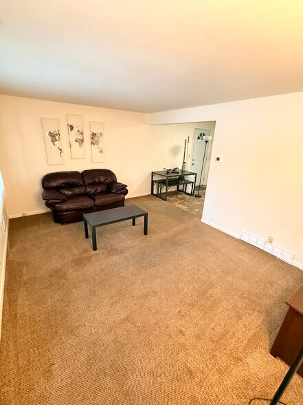 Building Photo - 310 Poplar St