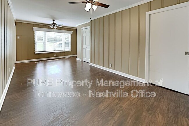 Building Photo - 537 Whispering Hills Dr