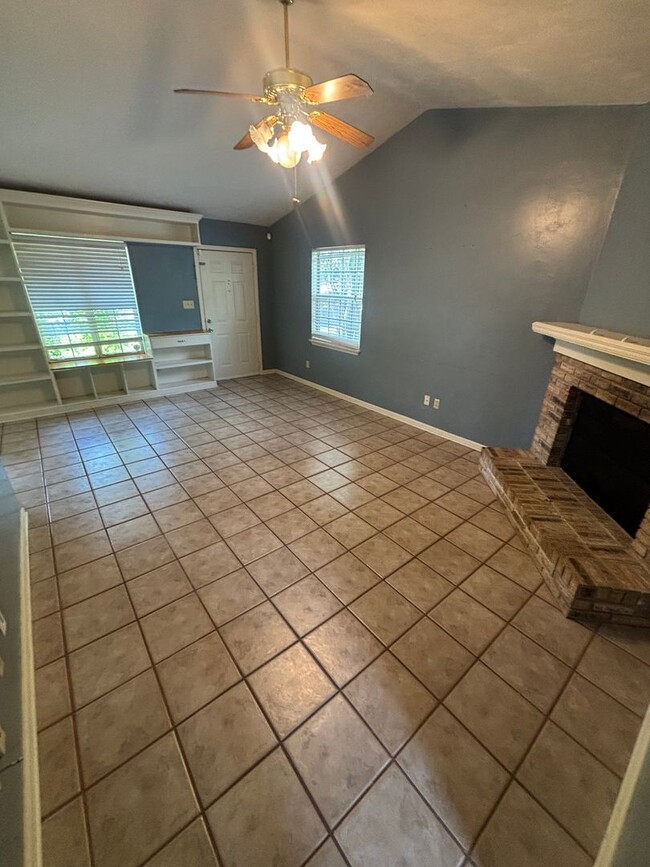 Building Photo - 3 bedroom 2 bath in a cute neighborhood.