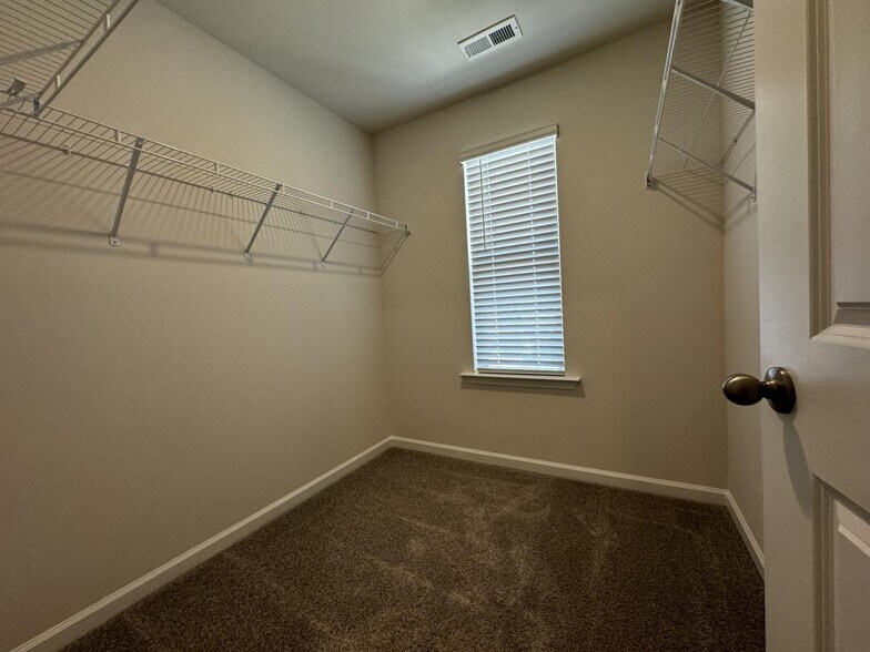Building Photo - 745 Embark Cir