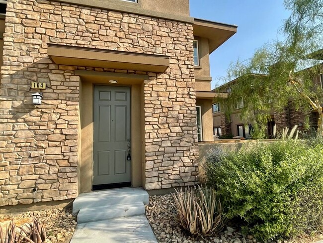 Building Photo - AVAILABLE NOW !!! 2 Bedroom 2 Bathroom 2 Story Condo in Palm Desert