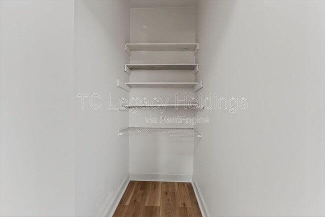 Building Photo - 604 1/2 Hart Street