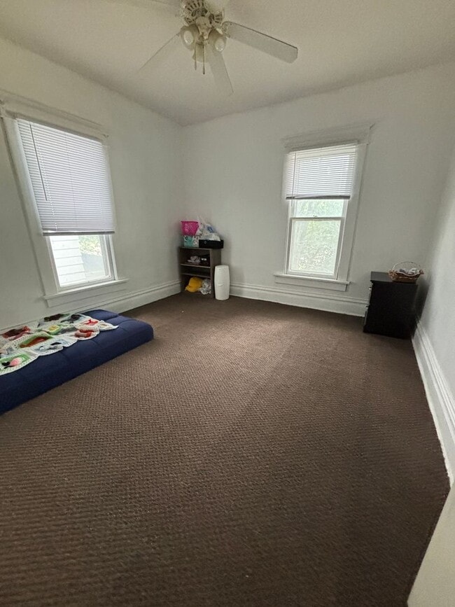 Building Photo - Spacious 3 bedroom, 1 bathroom House