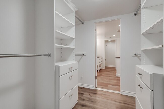 Building Photo - 435 N Oakhurst Dr