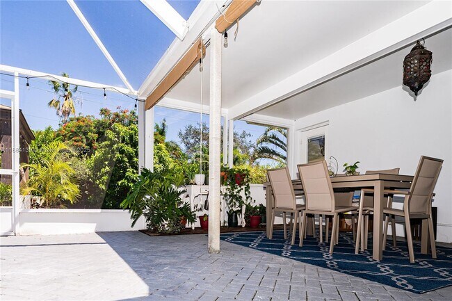 Building Photo - 1529 Bayview Dr