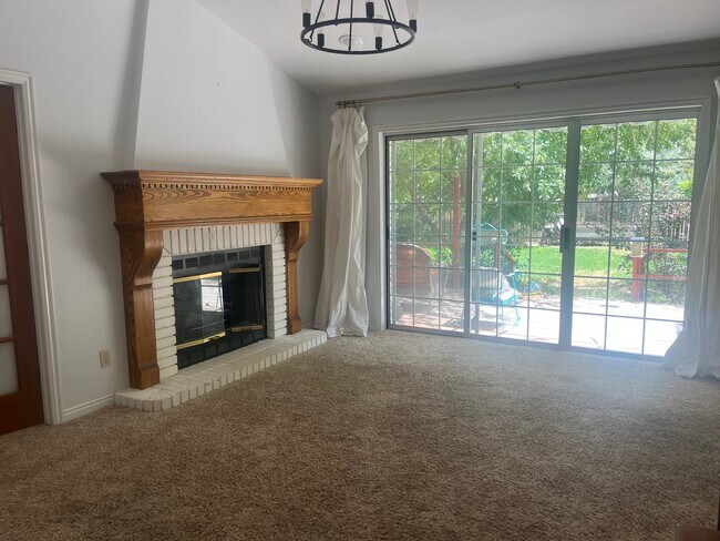 Building Photo - 598 N 300 W