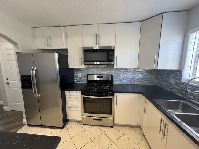 Building Photo - UPGRADED 2BEDROOM, 2BATHROOM HOME