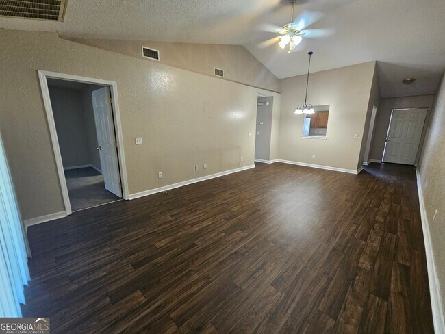 Building Photo - 107 Lively Oaks Dr