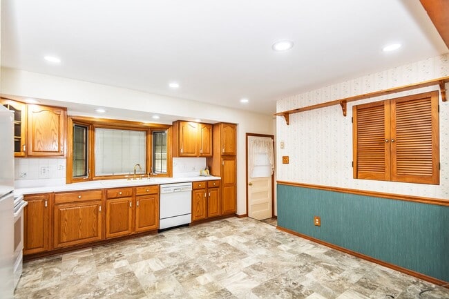 Building Photo - Lovely 3 Bedroom 1 Bathroom Home