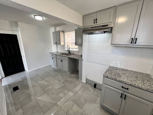 Building Photo - Inviting 3-Bedroom Home with Front Porch Charm