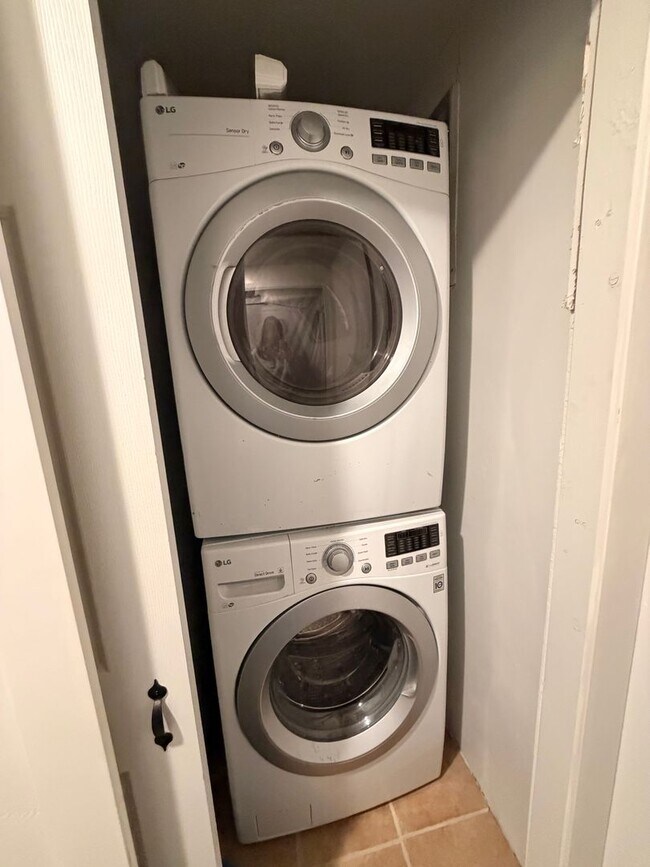 Building Photo - Beautiful 6 Bedroom/3.5 Bath Home in Springville!