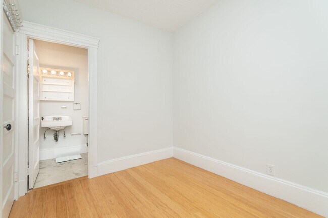 Building Photo - Awesome one bed in Beacon Hill