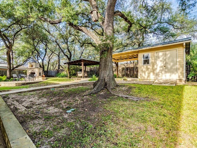 Building Photo - 404 Almarion Dr