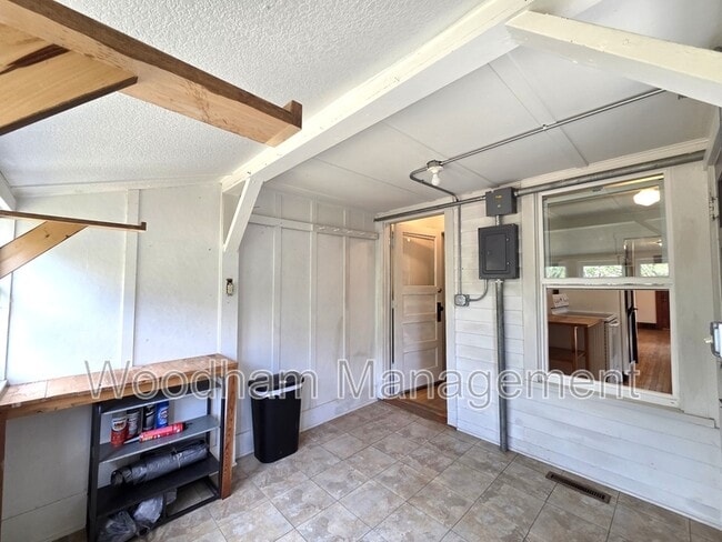Building Photo - 5782 Bridger Canyon Rd