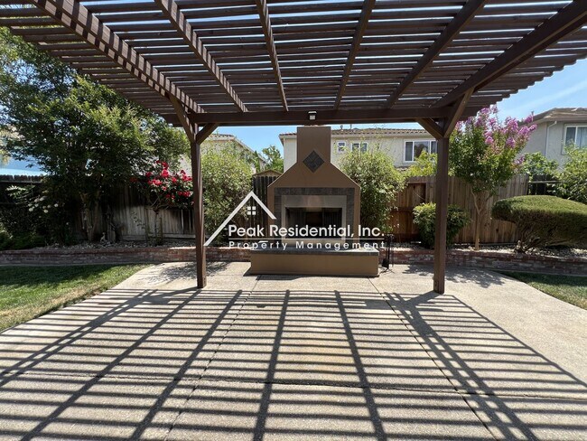 Building Photo - Beautiful 3bd/2.5ba Elk Grove Home