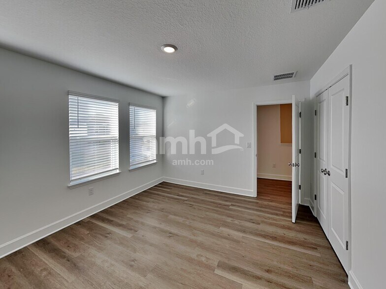 Building Photo - 2908 20th Ave W