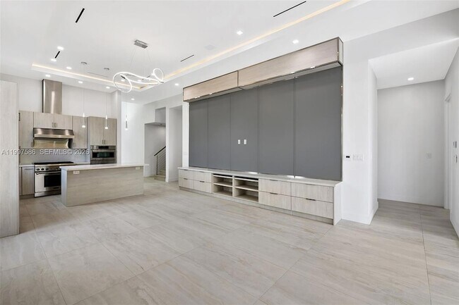 Building Photo - 1615 NE 3rd Ct