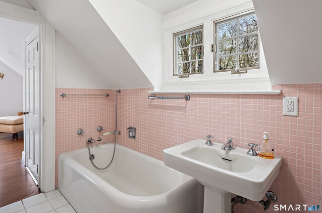 Building Photo - 3 Holmewood Ln