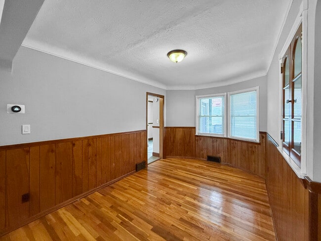Building Photo - Charming 4 beds 2 baths in South Euclid!