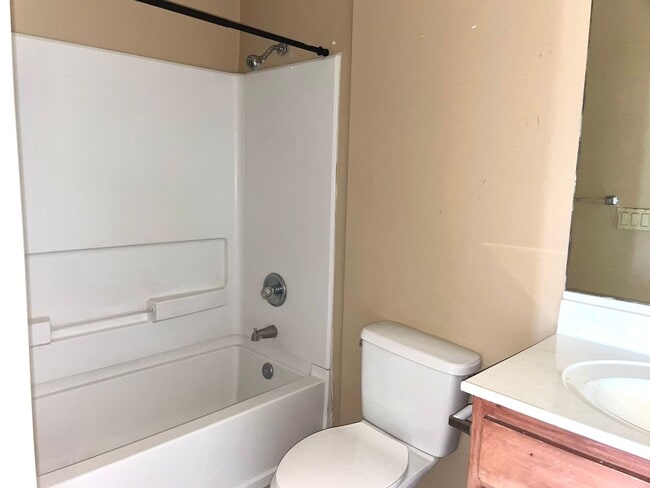 Building Photo - 1303 W Kiwi Ave