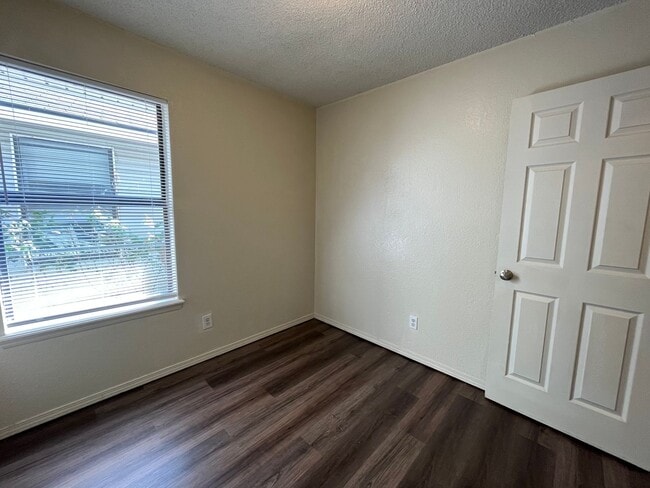 Building Photo - 3 Bedroom duplex!!