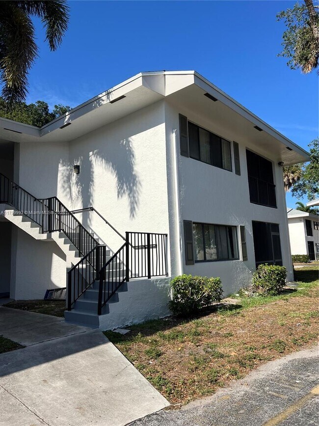 Building Photo - 2550 SW 18th Terrace
