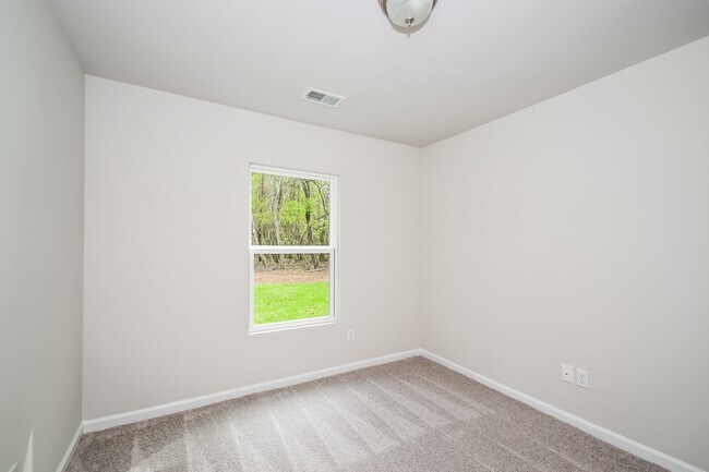 Building Photo - 29 Lake Pamona Rd