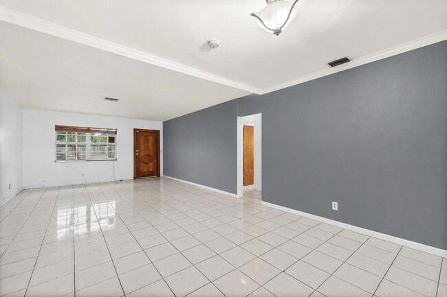 Building Photo - 117 SW 4 Ave