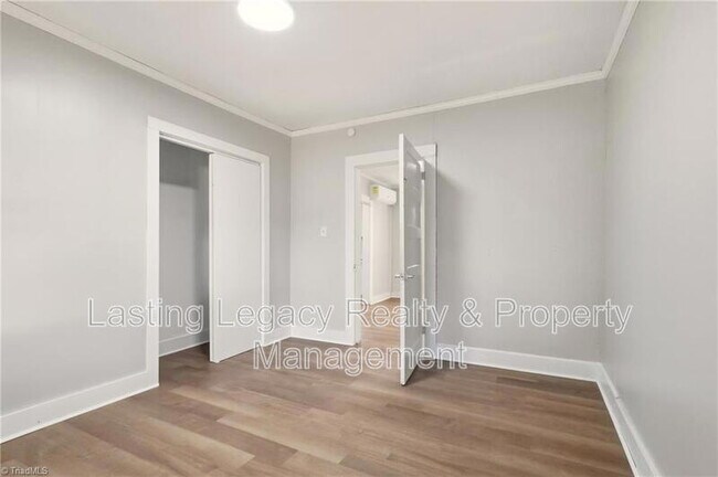 Building Photo - 2051 Bloomfield Dr