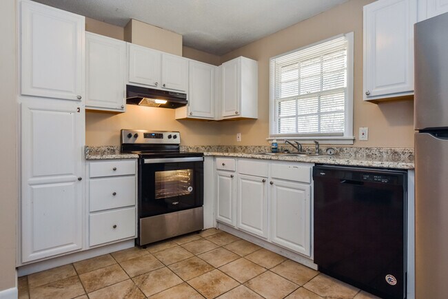 Building Photo - Dream Split-Level Home in Huntsville