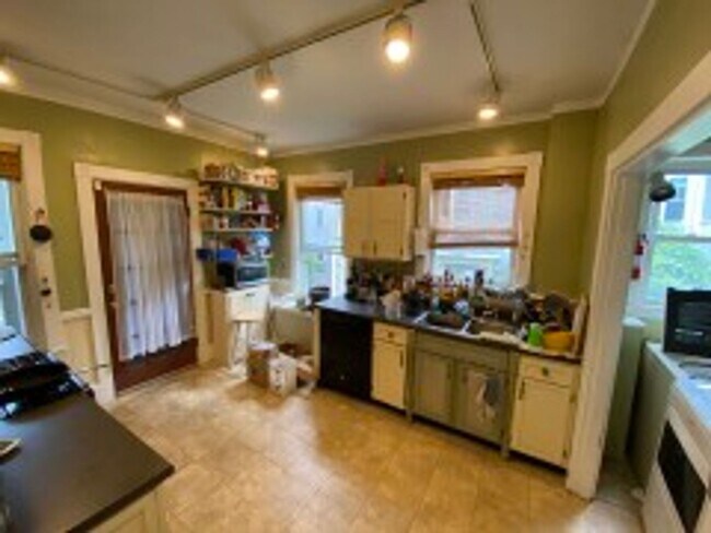 Building Photo - NEU 4 BR Apartment (in unit laundry!)- NO FEE - 9/1