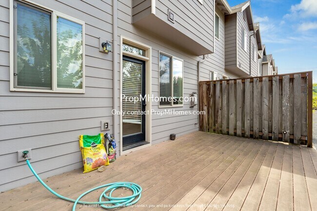 Building Photo - Spacious Three-Bedroom Condo Awaits in Des...