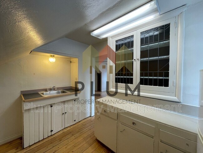 Building Photo - 807 Bulwer St