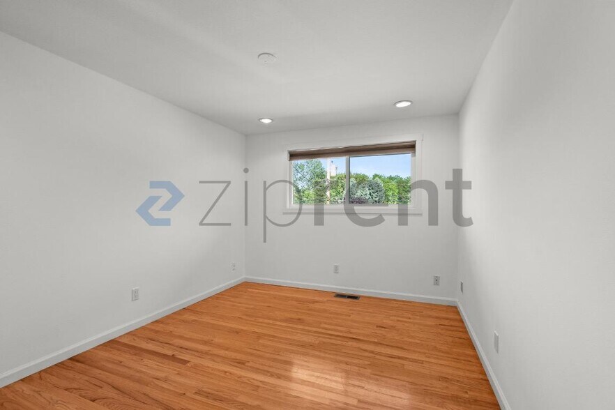 Building Photo - Unit