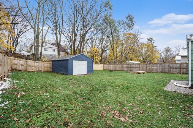 Building Photo - New Remodeled 3bed 1 bath home in Kalamazoo! Ask about our Deposit Free Leasing!!