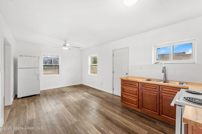 Building Photo - 405 Dummitt Ave