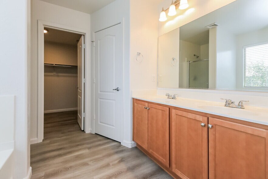Building Photo - 899 S Pheasant Dr