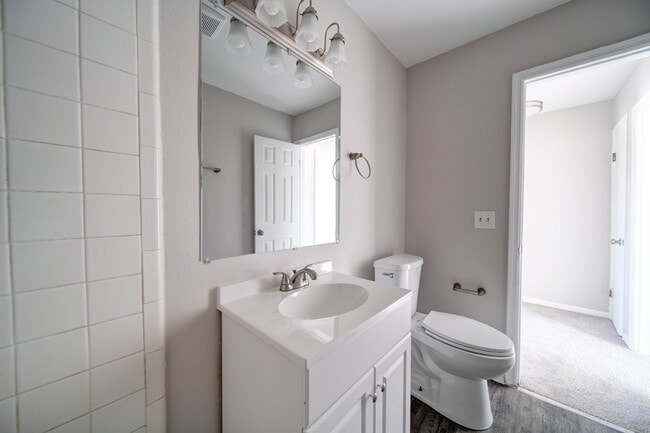 Building Photo - 2433 Charles Blvd