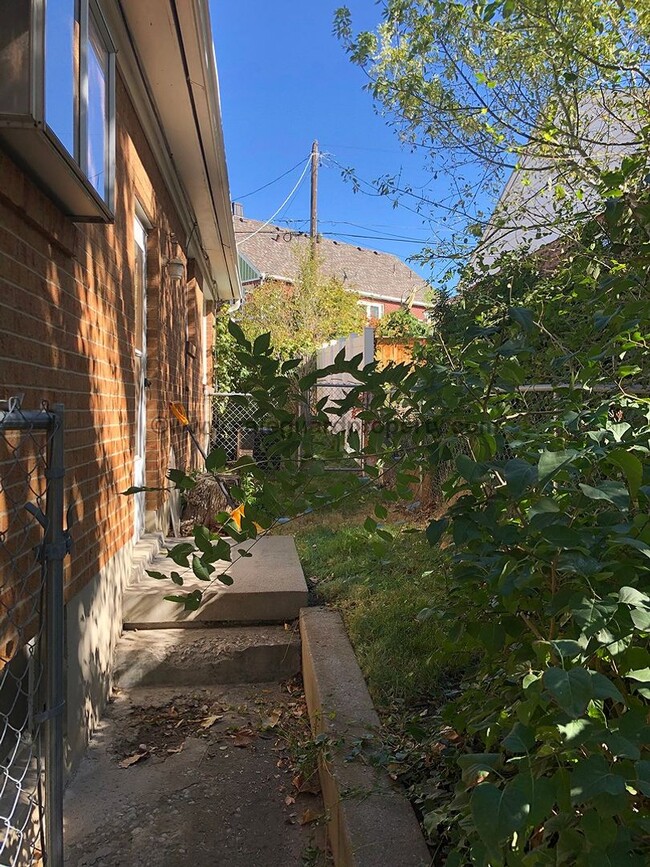 Building Photo - Great 3 Bedroom Duplex
