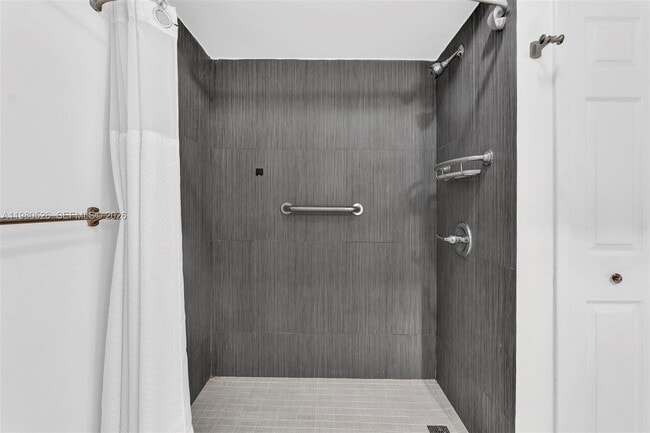 Building Photo - 230 Lakeview Dr