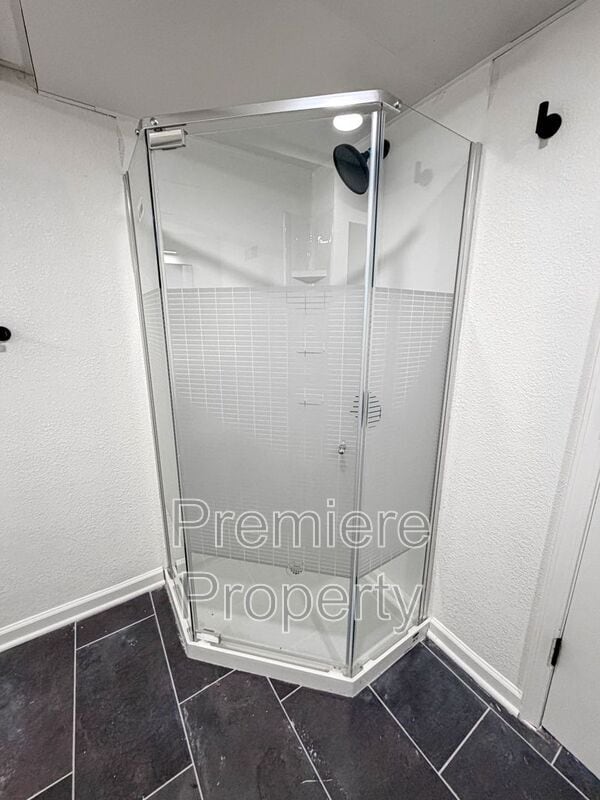 Building Photo - 705 NW Buckingham Pl